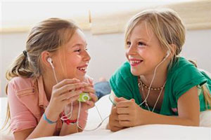 Подростки слушают музыку в наушниках