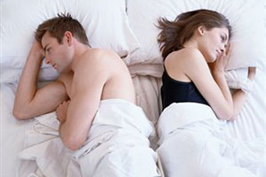 Супруги лежат в постеле