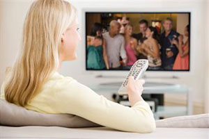 Женщина смотрит телевизор