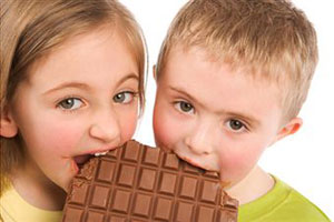 Дети едят шоколад