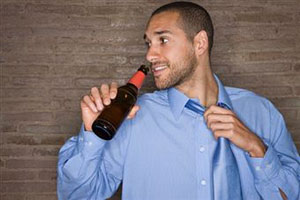 Мужчина с бутылкой пива