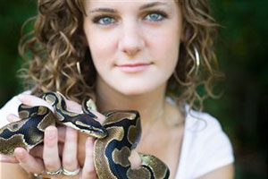 Девушка держит змею