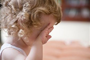 Маленькая девочка плачет