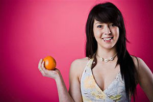 Девушка с апельсином в руках