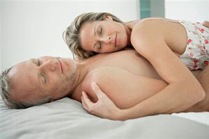 Женщина в возрасте в постели с мужчиной
