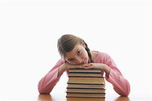 Девочка лежит на книгах