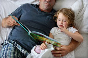 Отец с дочкой читают книгу