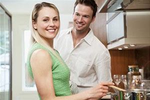Женщина и мужчина на кухне