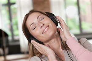 Женщина слушает музыку в наушниках