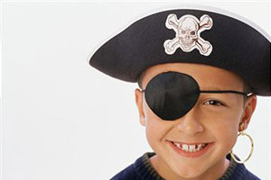 Мальчик в костюме пирата