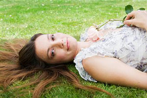 Женщина лежит на траве