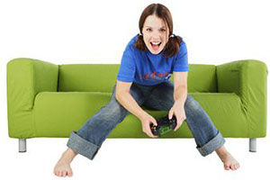 Девушка играет в видеоигру
