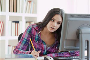 Девушка рабоате за компьютером