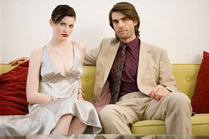 Грустный муж сидит со своей женой на диване