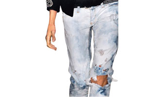 Рваные джинсы, декорированные всевозможными блестками
