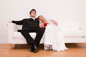 Жених с невестой сидят на диване