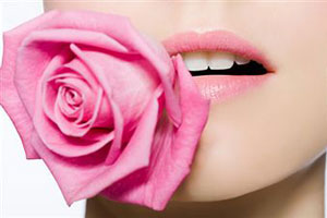 Девушка с розой во рту