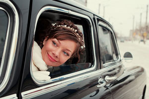 Невеста в машине на своей свадьбе зимой
