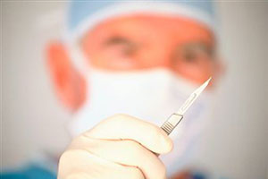 Хирург со скальпелем в руке