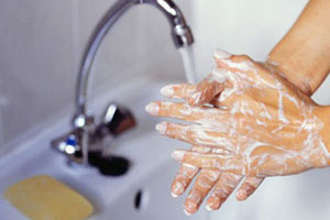 Необходимо мыть руки с мылом