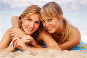 Две девушки лежат на пляже