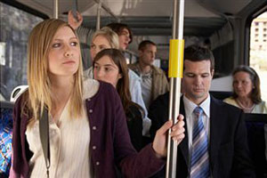 Женщина стоит в автобусе