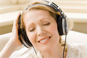 Девушка слушает музыку
