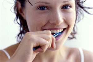 Необходимо чистить зубы два раза в день