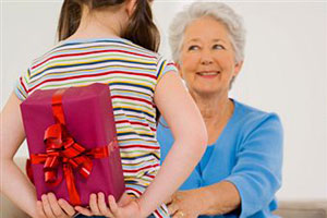 Девочка дарит бабушке подарок