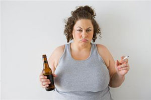 Женщина держит бутылку пива в руке
