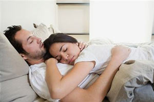 Девушка с парнем спят в обнимку на кровати