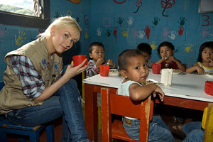 Кристина Агилера помогает детям