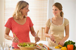 Женщина готовит салат