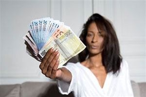 Женщина держит деньги