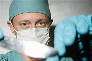 Хирург с инструментом