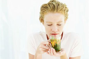 Женщина пьет чай с травами