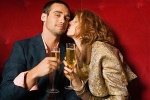  <a href='http://www.raut.ru/article/rokovaja_zhenshhina.html'>женщина</a>  целует мужчину