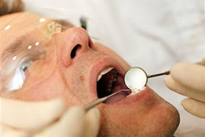 Мужчина на осмотре у стоматолога