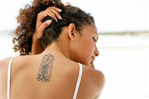 Татуировка на шее у женщины