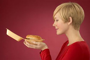 Девушка держит гамбургер