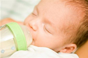 Новорожденный ест из бутылочки