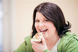 Полное  <a href='http://www.raut.ru/article/rokovaja_zhenshhina.html'>женщина</a>  ест бутерброд