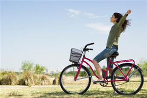Девушка едет на велосипеде без рук