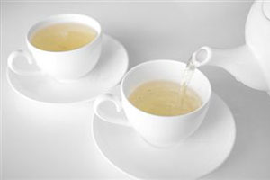 Зеленый чай в белых чашках