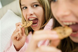 Подростки едят печенье