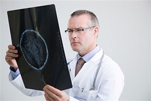 Ученый изучает томографию мозга
