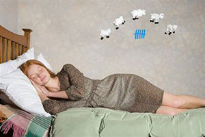 Девушка считает овец во сне