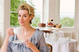 девушка пьёт кофе