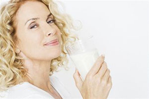 Женщина пьет молоко