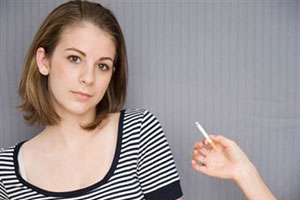 Девушке протягивают сигарету